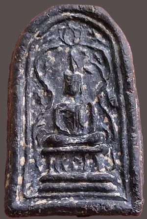 *พิมพ์สมาธิ ฐานตัวนะ ซุ้มเถาวัลย์เลื้อย เนื้อผงใบลาน กรุวัดชนะสงคราม กทม.*