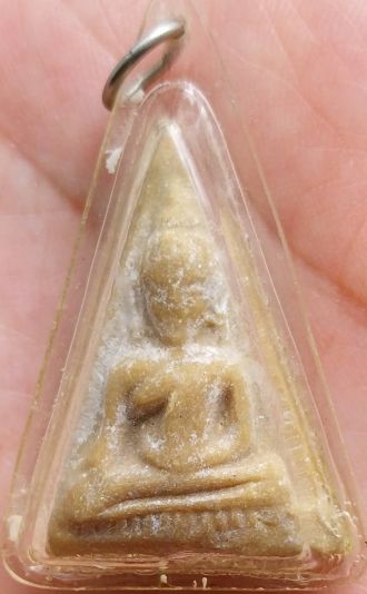 *นางพญาฐานไข่ปลา หรือ ฐานขีด หลังเรียบ เนื้อผงน้ำมัน หลวงพ่อกวย ชุตินฺธโร วัดโฆสิตาราม ชัยนาท*