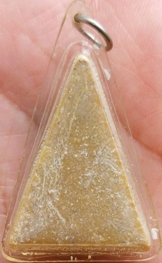 *นางพญาฐานไข่ปลา หรือ ฐานขีด หลังเรียบ เนื้อผงน้ำมัน หลวงพ่อกวย ชุตินฺธโร วัดโฆสิตาราม ชัยนาท*