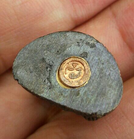 พระกริ่งหลวงปู่หงษ์ พรหมปัญโญ อายุ 94 ปี วัดเพชรบุรี จ.สุรินทร์ ปี 2555 เคาะเดียว(9)