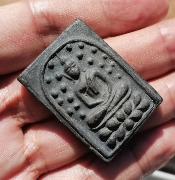 พระพิมพ์ปรกโพธิ์ ฐานบัว เนื้อดินผสมผงใบลานเผา หลังปลาดุก หลวงพ่อกวย วัดหนองอีดุก ปี 2515​ เคาะเดียว