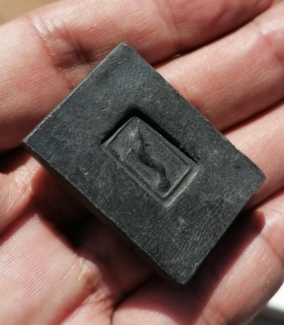 พระพิมพ์ปรกโพธิ์ ฐานบัว เนื้อดินผสมผงใบลานเผา หลังปลาดุก หลวงพ่อกวย วัดหนองอีดุก ปี 2515​ เคาะเดียว