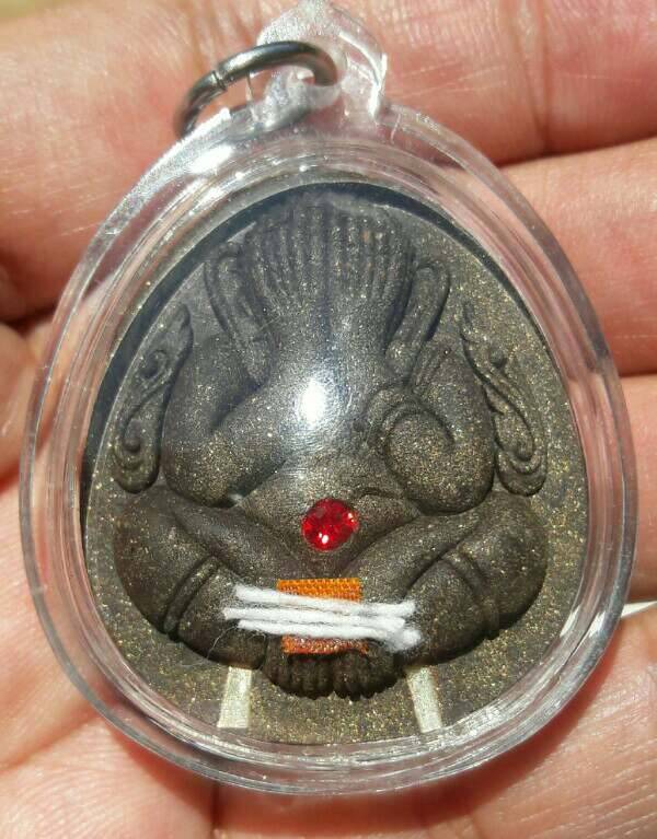 พระปิดตาปิดทวารโรยผงตะไบ เนื้อว่านดำ หลวงพ่อเมียน วัดบางจะเนียง จ.บุรีรัมย์ เคาะเดียว