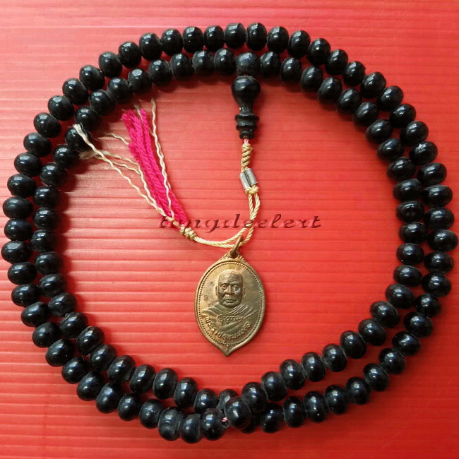 ประคำผงว่านเกสร108 รุ่นแรก หลวงพ่ออุตตมะ วัดวังก์วิเวการาม จ.กาญจนบุรี มีเหรียญห้อยปลายประคำด้วยค่ะ