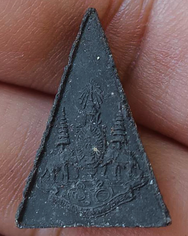 2.พระกำลังแผ่นดิน พิมพ์คะแนน (เล็ก) มวลสารจิตรลดา ในหลวงครองราชครบ 50 พรรษา พ.ศ. 2539 สร้างน้อยหายาก