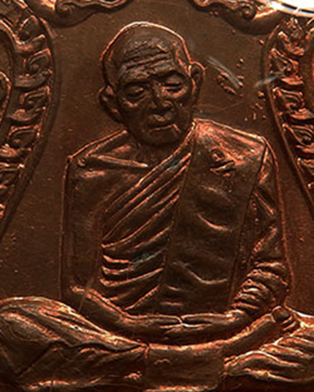 สวยมาก...เหรียญเสมา 8 รอบ หลวงปู่ทิม วัดละหารไร่ พ.ศ. 2518 ตอกโค้ดยันต์อุ