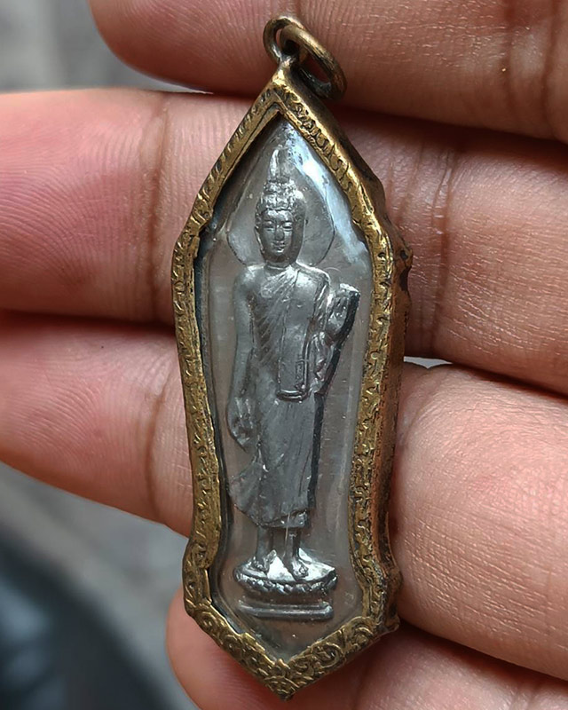 2.พระลีลา 25 พุทธศตวรรษ เนื้อชิน พิมพ์หางหงส์ มีเขี้ยว ผิวกระจก เลี่ยมกรอบธรรมจักรเดิมๆ ขาครบแข็งแรง