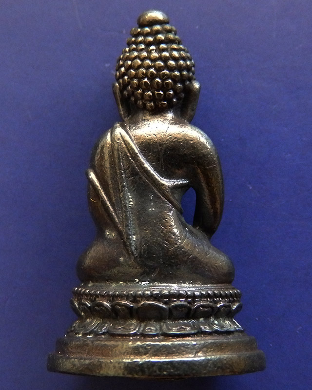 5.กริ่งพระพุทธนวมหาราชายุจฉับปริวัตนมงคล ในหลวงครบ 6 รอบ จัดสร้างโดยสำนักนายกรัฐมนตรี พ.ศ. 2542 กล่อ