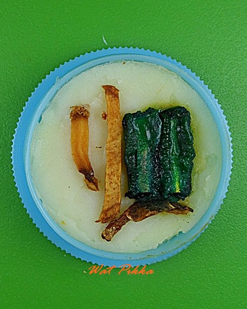 สีผึ้งเสน่ห์จันทร์สาว หลวงปู่สิงห์ วัดบ้านขี้เหล็ก ศรีสะเกษ .4215.