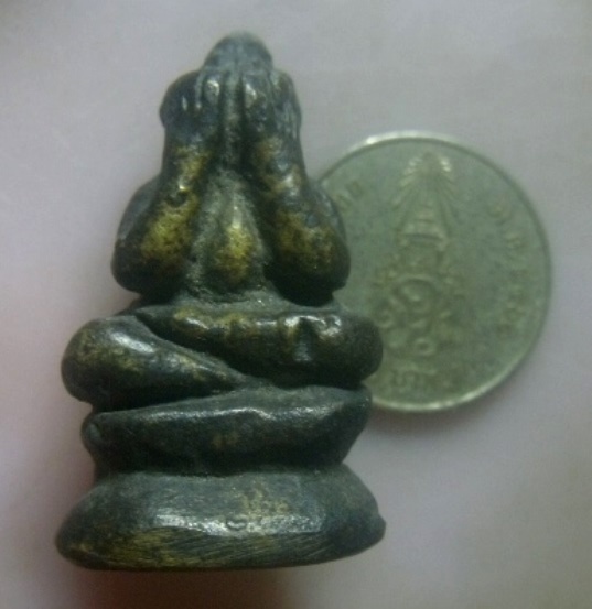 **เบา​ๆ​**พระปิดตามหาลาภ นั่งฐานสูง เนื้อโลหะผสม เก่า ไม่ทราบที่**สวยๆ เชิญชมครับ