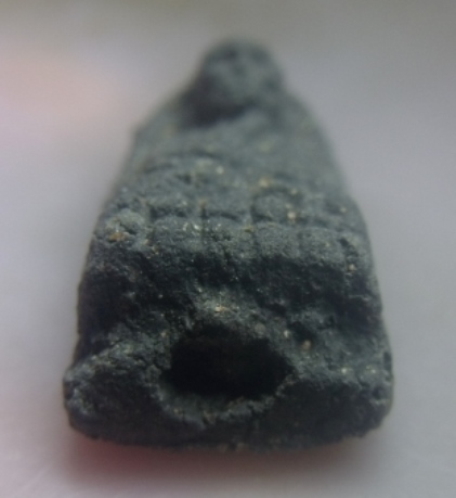 **เบาๆ**หลวงพ่อทวด พิมพ์พระรอดเนื้อว่าน หลังโรยผงสุวรรณมงคลฝังข้าวสารหิน วัดห้วยมงคล ปี ๒๕๔๙**สวยๆ