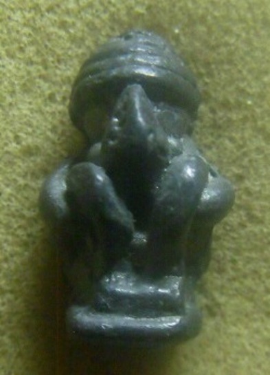 **เบา​ๆ​**พระปิดตาพิมพ์สอดเข่า หลังยันต์ เนื้อชินตะกั่ว เก่าๆ ไม่ทราบที่**เนื้อจัด สวยๆ เชิญชมครับ