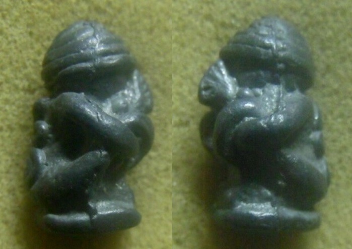 **เบา​ๆ​**พระปิดตาพิมพ์สอดเข่า หลังยันต์ เนื้อชินตะกั่ว เก่าๆ ไม่ทราบที่**เนื้อจัด สวยๆ เชิญชมครับ