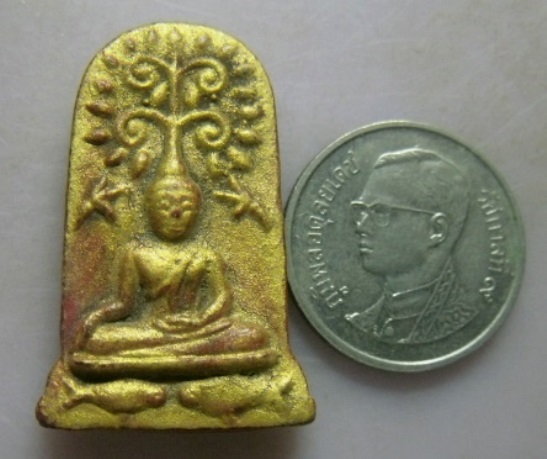 **เบา​ๆ​**พระยอดขุนพลฐานปลา เนื้อผงทาทอง หลังจาร ยันต์ เต๋ คงทอง**สวยๆ เชิญชมครับ