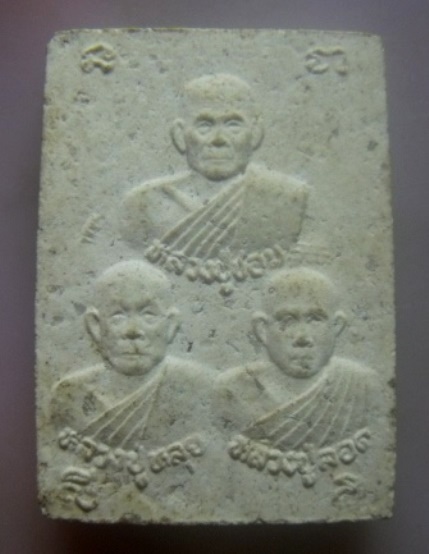 **เบา​ๆ​**พระผง ๓ อาจารย์ หลวงปู่ชอบ หลวงปู่หลุย หลวงปู่ลอด วัดป่ามหาเจดีย์แก้ว รุ่น๑ ปี ๒๕๔๒**