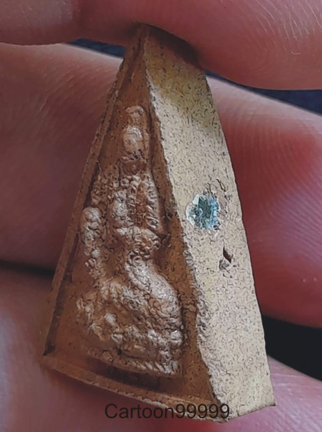 เจ้าแม่กวนอิม พิมพ์สามเหลี่ยม หลวงพ่อผินะ วัดสนมลาว สระบุรีครับ พิเศษพลอยเม็ดใหญ่ๆ สวย เดิมๆ ครับ