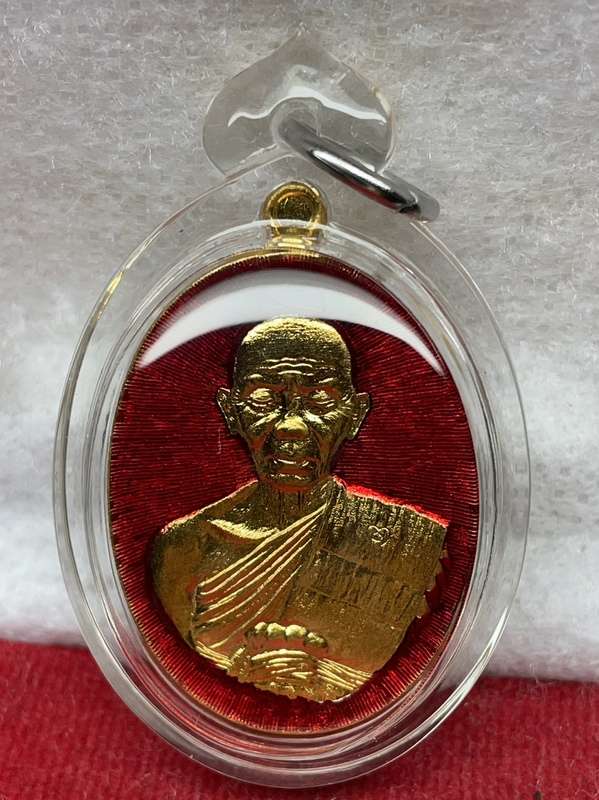 เลข ๗๗๗ เหรียญรูปไข่ หลวงพ่อคูณ วัดบ้านไร่ พิมพ์ครึ่งองค์ รุ่นปาฏิหาริย์ EOD ปี ๒๕๕๖ เนื้อกะหลั่ยทอง