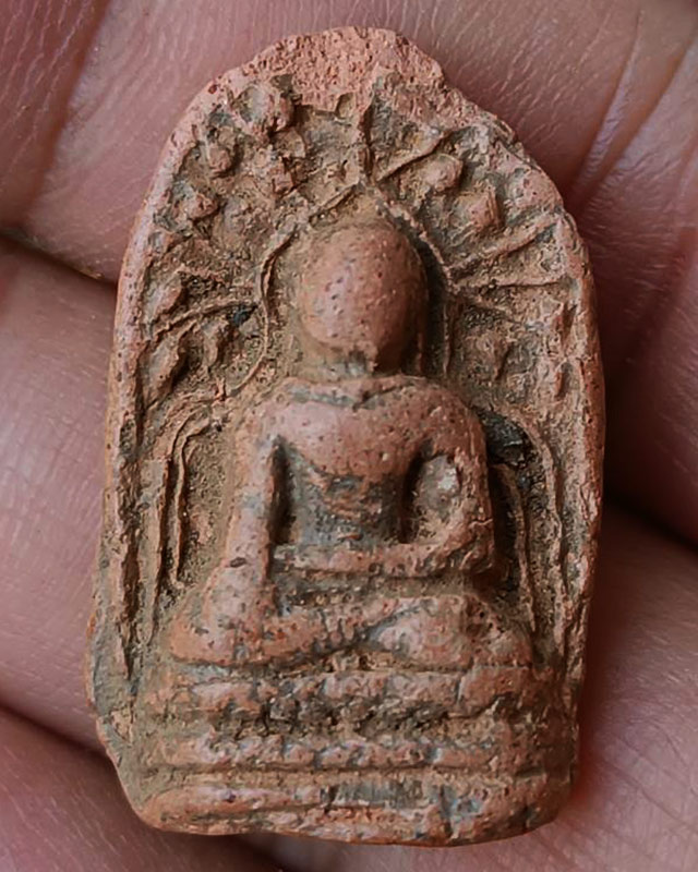 พระคงเนื้อติน บิ่นยอดด้านบน พระบ้านเก่าเก็บหลายสิบปี ไม่ทราบที่ ขนาดประมาณ 3 x 1.8 ซ.ม.