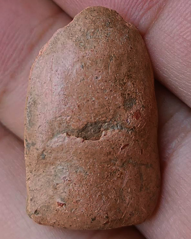 พระคงเนื้อติน บิ่นยอดด้านบน พระบ้านเก่าเก็บหลายสิบปี ไม่ทราบที่ ขนาดประมาณ 3 x 1.8 ซ.ม.