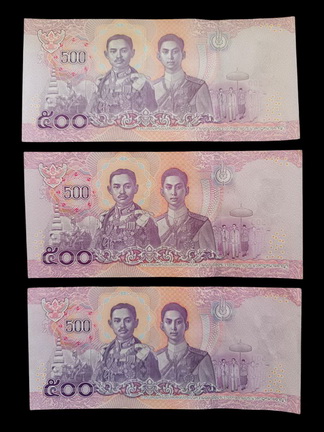 ธนบัตรชุดแรกในรัชกาลที่ 10 ราคา 500 บาท เป็นแบบที่ 17 เลข 9 หน้า 9 หลัง พร้อมกัน 3 ใบ สภาพUNC 2 ใบ+ม