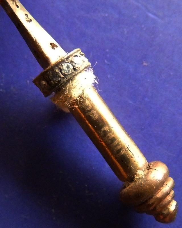 9.พระขรรค์เพชรพระพุทธเจ้ารุ่นแรก เนื้อสัตตโลหะ หลวงปู่คำบุ วัดกุดชมภู พ.ศ. 2553 ยิงเลข พร้อมกล่องเดิ