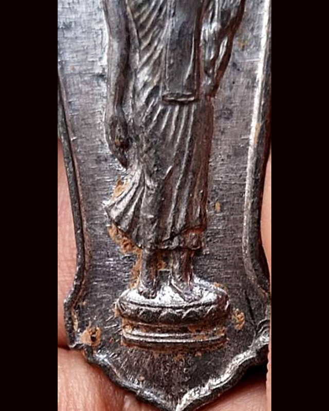 พระลีลา 25 พุทธศตวรรษ เนื้อชิน พิมพ์รองเท้าบูทคู่ มีเส้นเชื่อม