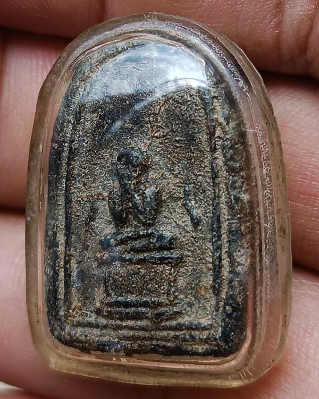 ปิดตาเนื้อผงใบลาน มีคราบไข แกะจากเลี่ยมตลับทองกันน้ำ เก่าเก็บหลายสิบปี ไม่ทราบที่ องค์พระสูงเกือบ 3 