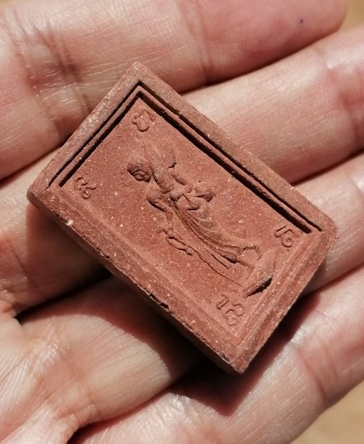 พระสมเด็จพิมพ์ใหญ่(เอวเล็ก)​ หลังพระสิวลี​ เนื้อเผง​ หลวงพ่อกวย​ วัดโฆษิตาราม​ ปี​ 2515 เคาะเดียว   