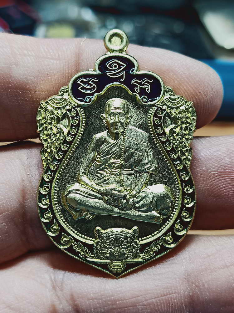 4-159 เหรียญเสมาหัวเสือคาบดาบ พยัคฆ์แสนบารมี หลวงปู่แสน วัดบ้านหนองจิก จ.ศรีสะเกษ 2561 กล่องเดิม