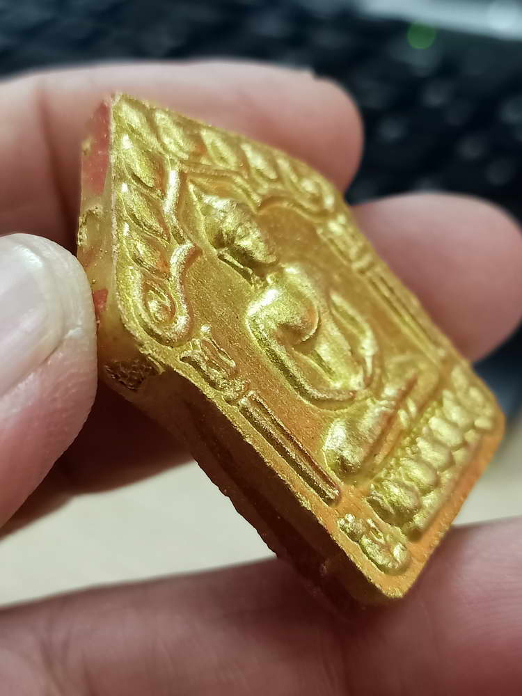 4-541 พระขุนแผนผงพรายกุมารพิมพ์ใหญ่ หลวงพ่อคูณ วัดบ้านไร่ 2557 ทาทอง ตะกรุด 2 ดอก กล่องเดิม