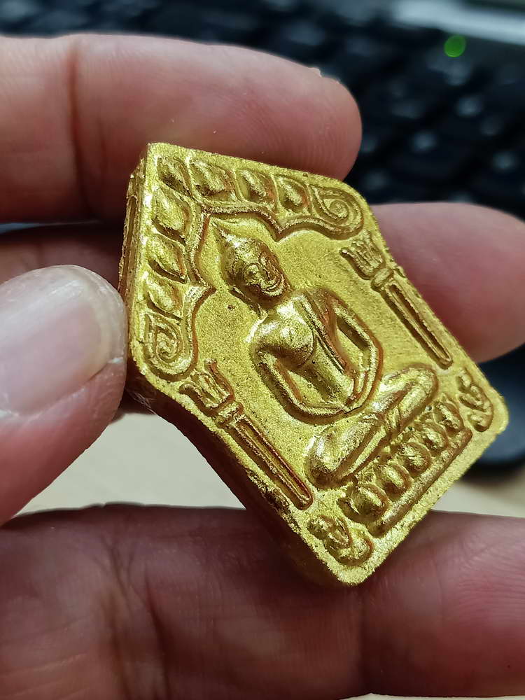 4-548 พระขุนแผนผงพรายกุมารพิมพ์ใหญ่ หลวงพ่อคูณ วัดบ้านไร่ 2557 ทาทอง ตะกรุด 2 ดอก กล่องเดิม