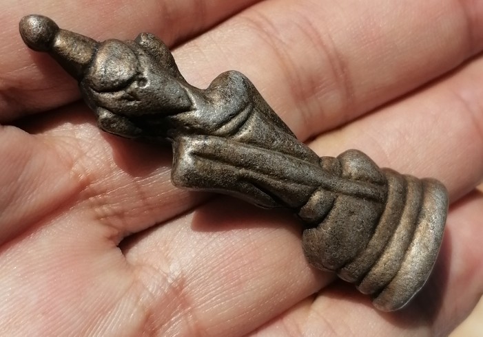 พระปิดตาสายใต้ เนื้อโลหะ แปลกๆ ไม่ทราบที่ เคาะเดียว    