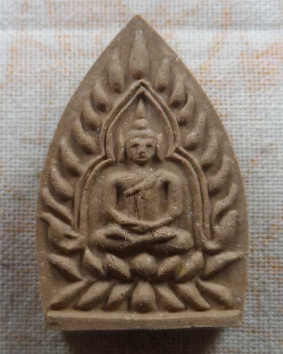 พระผงเจ้าสัวหลังรูปเหมือน (รุ่นแรก) หลวงปู่เฮง ปภาโส วัดบ้านด่านช่องจอม จ.สุรินทร์ รุ่นเศรษฐีพันล้าน