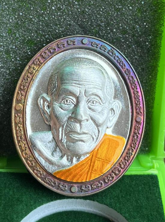 หลวงปู่เฮง ปภาโส วัดบ้านด่านช่องจอม จ.สุรินทร์ รุ่นหน้ายักษ์ หน้ากากเงินเต็มแผ่น จมูกแตะนิดนึงครับ