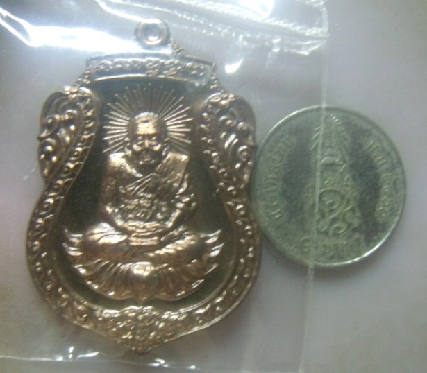 **เบาๆ**เหรียญสมเด็จเมืองใต้ รุ่นมงคลบารมี หลวงปู่ทวด วัดทรายขาว จ.ปัตตานี ปี๒๕๕๔**เนื้อนวะ ตอกโค้ด