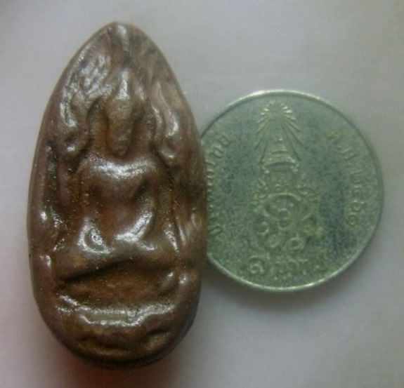 **เบา​ๆ​**พระขุนแผนไข่ผ่าซีก เนื้อดินเคลือบ สวยๆ เนื้อจัด ไม่ทราบที่**เชิญชมครับ