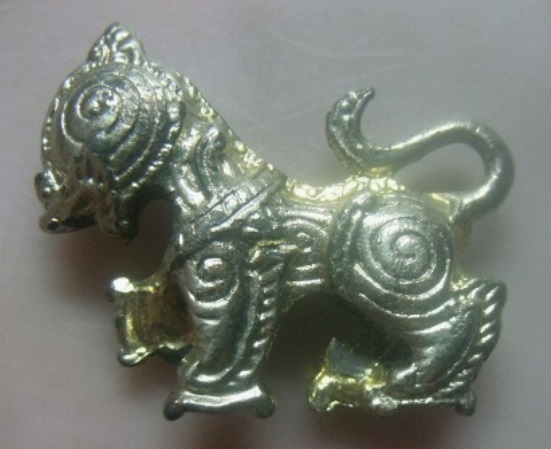 **เบา​ๆ​**สิงห์หล่อ เก่าๆ ไม่ทราบที่**เนื้อโลหะกะไหล่ทอง สวยๆ 