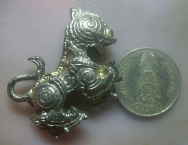 **เบา​ๆ​**สิงห์หล่อ เก่าๆ ไม่ทราบที่**เนื้อโลหะกะไหล่ทอง สวยๆ 