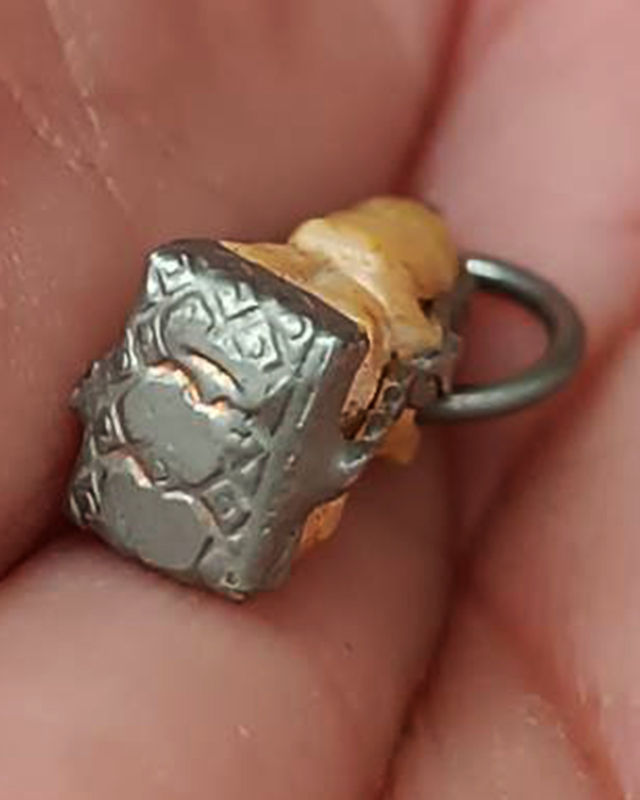 นางกวัก งาแกะเก่าเก็บหลายๆสิบปี องค์พระสูง 1.5 ซ.ม. พร้อมเลี่ยมกระเช้าเก่าเดิมๆ