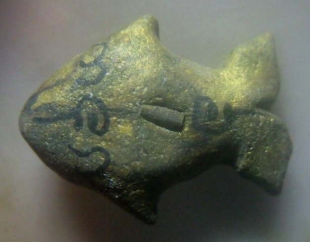 **เบา​ๆ​**ปลาตะเพียน เนื้อผงทาทอง ฝังตะกรุด จารยันต์ เก่าๆ ไม่ทราบที่**บูชาเน้นเมตตาค้าขาย โภคทรัพย์