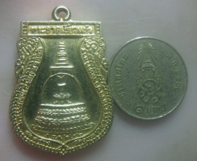 **เบา​ๆ​**เหรียญเสมา พระธาตุเขี้ยวแก้ว หลังภปร. วัดอรุณฯ กทม. ปี ๒๕๔๒**กะไหล่ทอง สวยๆ 