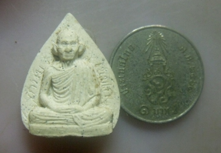 **เบา​ๆ​**พระผงรูปเหมือนพิมพ์ใบโพธิ์ หลวงพ่อเกษม เขมโก รุ่นมงคลเกษม สุสานไตรลักษณ์ จ.ลำปาง ปี ๒๕๓๗**