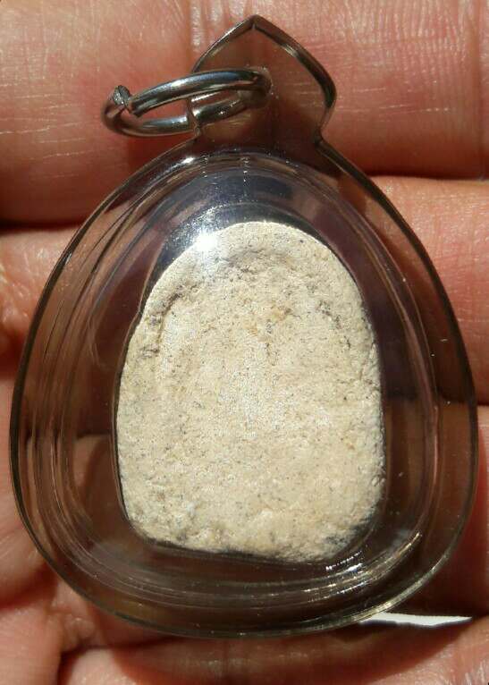 พระปิดตาเนื้อขาว กรุวัดคลองขอม จ.สุพรรณบุรี แตกกรุ ราวปี พ.ศ.๒๕๒๒-๒๕๒๔ เคาะเดียว