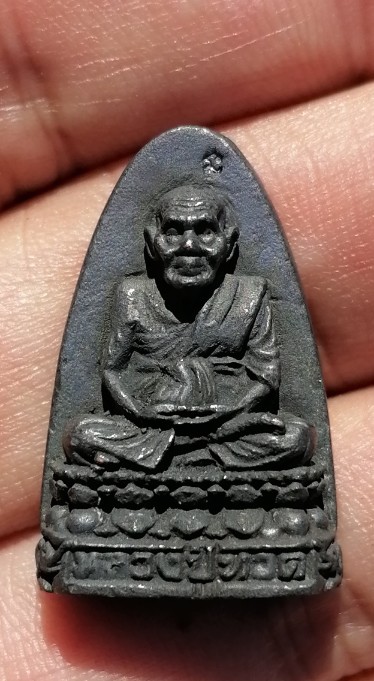 หลวงปู่ทวด​ พิมพ์เตารีด​ เนื้อนวะโลหะ​ วัดช้างไห้​ ตอกโค๊ตนะ​ ปี​ 2537​ เคาะเดียว(1)     