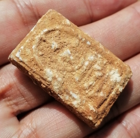 สมเด็จบางขุนพรหมแช่น้ำมนต์​ พิมพ์ฐานแซม วัดบางขุนพรหม​ พร้อมกล่องเดิม ปี 2547 เคาะเดียว