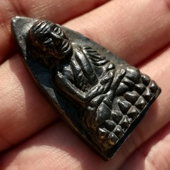 หลวงพ่อทวด พิมพ์เตารีด วัดในหาน เนื้อนวะโลหะ นะ 9 โค๊ด 2 ในหาน 1 กรรมการ จ.ภูเก็ต ปี 2536 เคาะเดียว