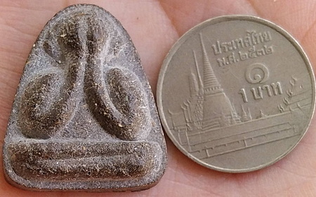 *ปิดตาแข้งตรง หลังยันต์กระบองไขว้ หลวงพ่อพูลทรัพย์ วัดอ่างศิลา เนื้อผงคลุกรัก*