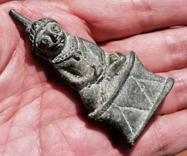 งั่งตาโปน​ นิ้วกระดกขวา​ เกศตรง​ ฐานอุดกริ่ง​ เนื้อสำริดเก่าๆ​ ไม่ทราบแหล่งที่มา เคาะเดียว    