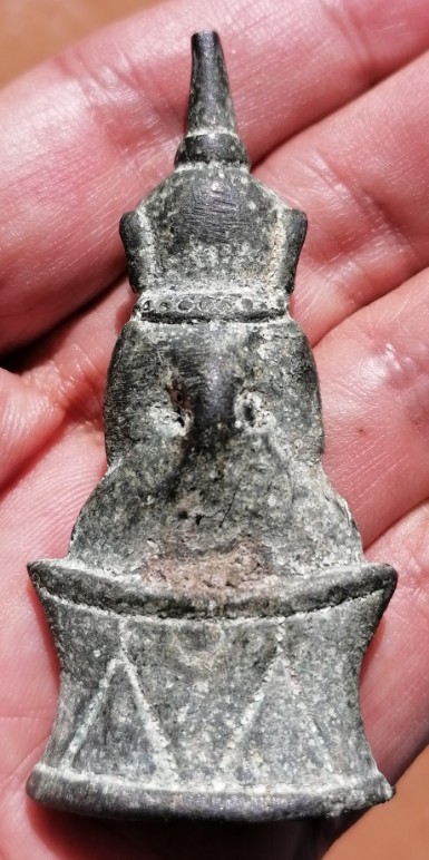 งั่งตาโปน​ นิ้วกระดกขวา​ เกศตรง​ ฐานอุดกริ่ง​ เนื้อสำริดเก่าๆ​ ไม่ทราบแหล่งที่มา เคาะเดียว    