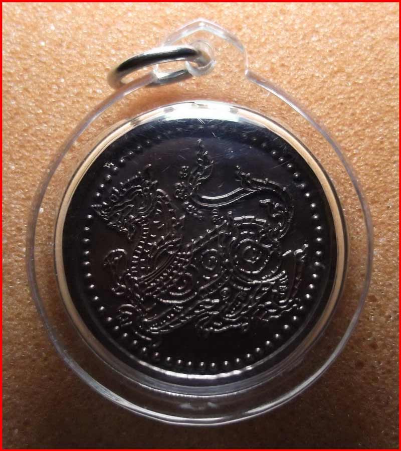 เหรียญชูชกหลังสิงห์ พระอาจารย์หมู วัดทรงธรรมวรวิหาร สมุทรปราการ เนื้อทองแดง จารมือ-เลี่ยม